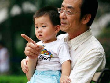 Ông nội đưa cháu trai đi xét nghiệm ADN vì thấy giống hàng xóm, sững sờ khi nhận kết quả