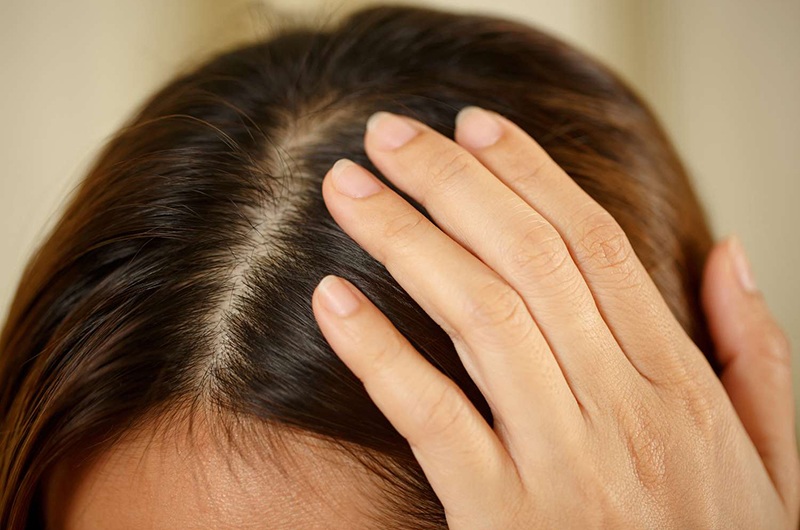 Da đầu chứa đầy các đầu dây thần kinh, và ngay cả khi chải tóc cũng có thể khiến cơ thể bạn cảm thấy râm ran. Để tăng khoái cảm, hãy dùng móng tay lướt nhẹ trên da đầu, đặc biệt chú ý đến khoảng trống sau tai và ngay phía trên cổ.
