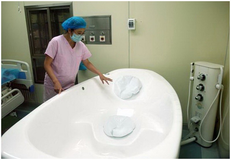 Một nhiếp ảnh gia đã theo dõi quá trình mẹ bầu sinh em bé ở dưới nước tại một bệnh viện thuộc tỉnh Chiết Giang, Trung Quốc.
