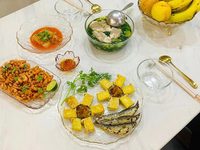 Một bữa ăn 3 món đầy chất lượng, giàu đạm và canxi, thanh mát của chị Hà gồm: Cá trắm đen kho riềng ba chỉ  -Tôm sông rang - Rau muống luộc.

