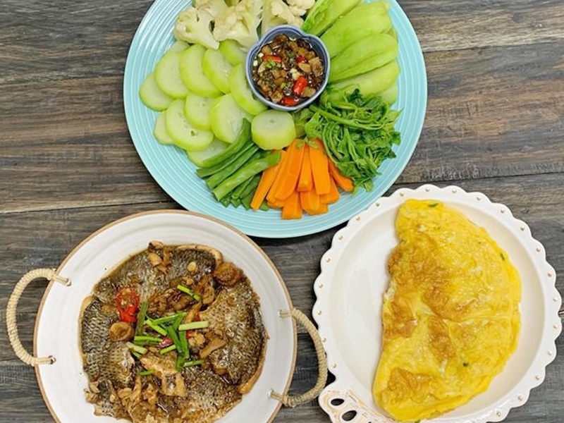Một mâm cơm hè đơn giản nhà chị Tô Hưng Giang: Trứng rán, cá kho, rau củ quả luộc chấm kho quẹt.
