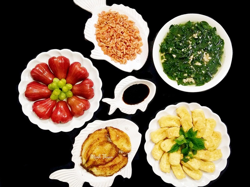 Một mâm cơm hè khác của chị Minh Thuận gồm các món: Đậu rán, cá rán, rau ngót nấu thịt băm, tôm rang, quả roi tráng miệng.
