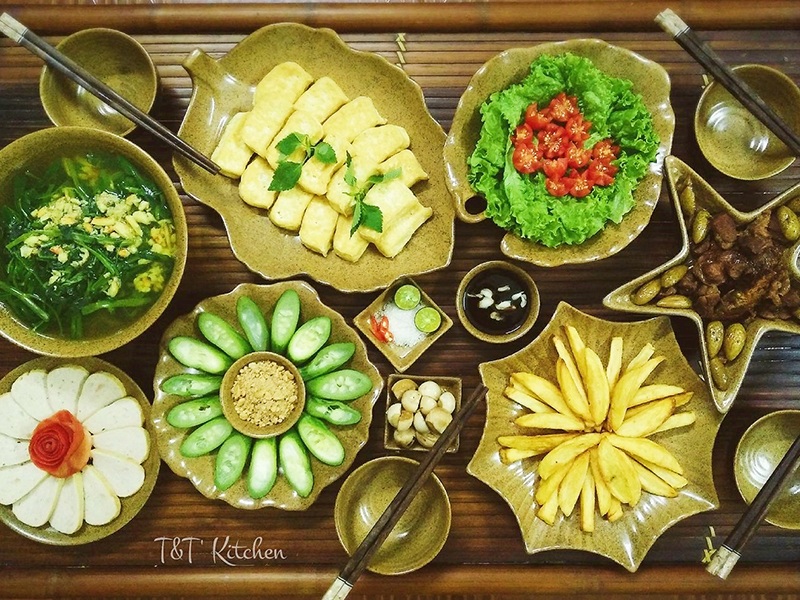 Mâm cơm này của chị Minh Thuận gồm: Đậu phụ rán, canh rau muống nấu tôm nõn, khoai tây chiên, lặc lè luộc, xà lách, cá kho trám, giò lụa.
