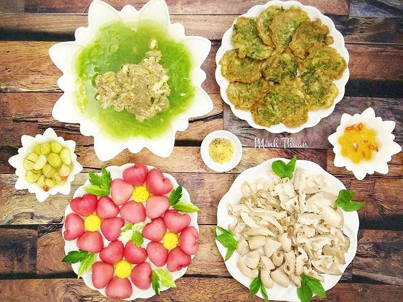 Một bữa cơm hè khác đơn giản nhà chị Thuận: Canh bí đao nấu cua, lòng lợn luộc, trứng chiên ngải cứu, roi tráng miệng.
