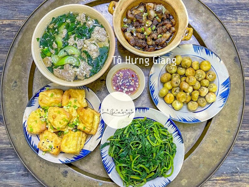 Bữa ăn này nhà chị Giang tươi mát không kém, gồm: Canh rau đay mướp nấu cua, thịt rang, cà muối, rau muống luộc, đậu phụ tẩm hành.
