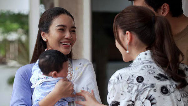 Mồm miệng em cứ thơn thớt vậy mà lại lấy dây chuyền của chị dâu mãi không trả. (Ảnh minh họa)