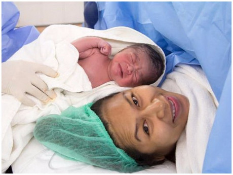 Một ca sinh con dưới nước sẽ diễn ra như thế nào? Những bức ảnh sẽ hé lộ nhiều điều thú vị!