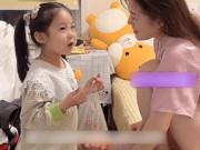 Làm mẹ - Con gái xin dì ruột ở lại ngủ cùng giường với bố, nghe lý do mẹ câm nín, bố cười thích thú