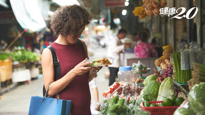 Nữ y tá Tan Dunci không bao giờ mua rau ở cùng một quầy hàng. (Ảnh minh họa)