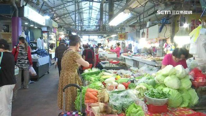 Mua rau ở các nơi khác nhau có thể giảm bớt rủi ro tiêu thụ phải rau củ chứa nhiều thuốc trừ sâu. (Ảnh minh họa)