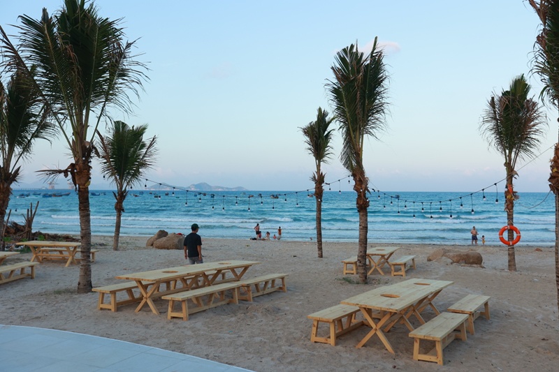 Bên bãi biển, vợ chồng Phan Như Thảo còn bố trí nhiều bàn ghế gỗ để mọi người nghỉ ngơi, ăn uống.
