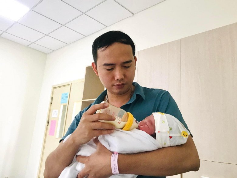 Chỉ cần nhờ kíp trực, kíp trực sẽ hỗ trợ lưu lại khoảnh khắc chào đời thiêng liêng và gửi lại cho gia đình làm kỉ niệm hoàn toàn miễn phí. (Ảnh: NVCC)