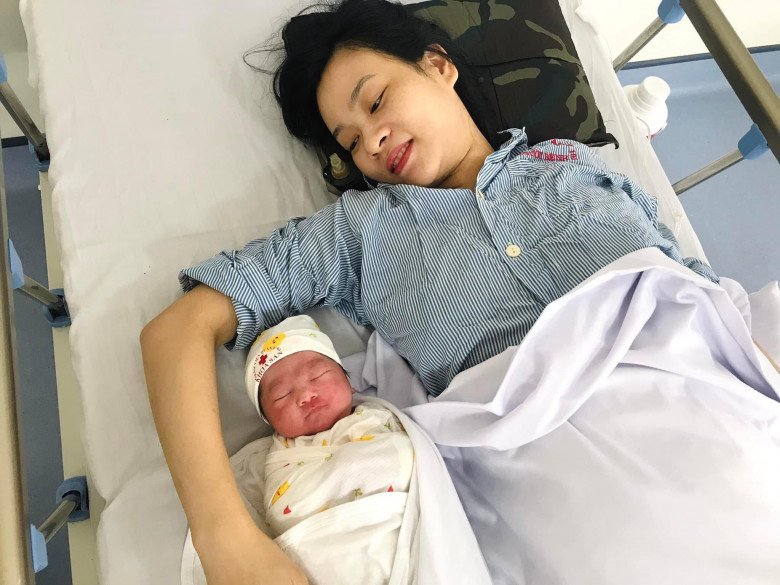 Chị Hoàng Thị Thoa, 33 tuổi bên con thứ 2 mới sinh. (Ảnh: NVCC)