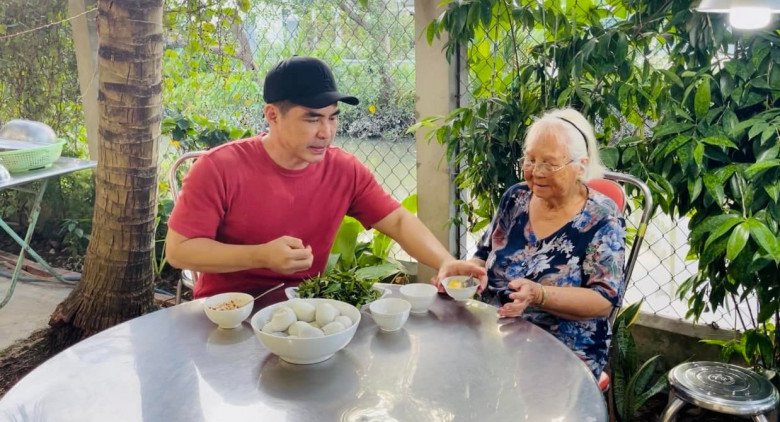 Nam diễn viên dành cho mẹ ruột nhiều lời cảm ơn.