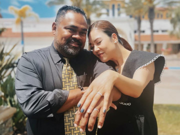 Ca sĩ Thu Phương chính thức thông báo sẽ kết hôn sau 10 năm chung sống không danh phận với "ông bầu"