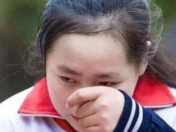 Bố vắt óc đặt tên cho con từ lúc chưa sinh, nào ngờ đi học cô giáo phớt lờ không dám gọi tên