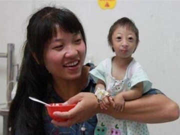 Người mẹ nghèo sinh con gái bé chỉ bằng chai nước, kiên quyết giữ con và hạnh phúc sau 13 năm