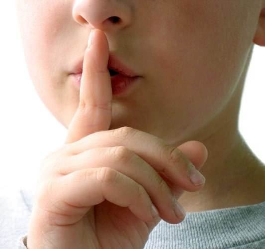 4 lần đi xét nghiệm đều được cô gái giữ bí mật với người phía sau. (Ảnh minh họa)