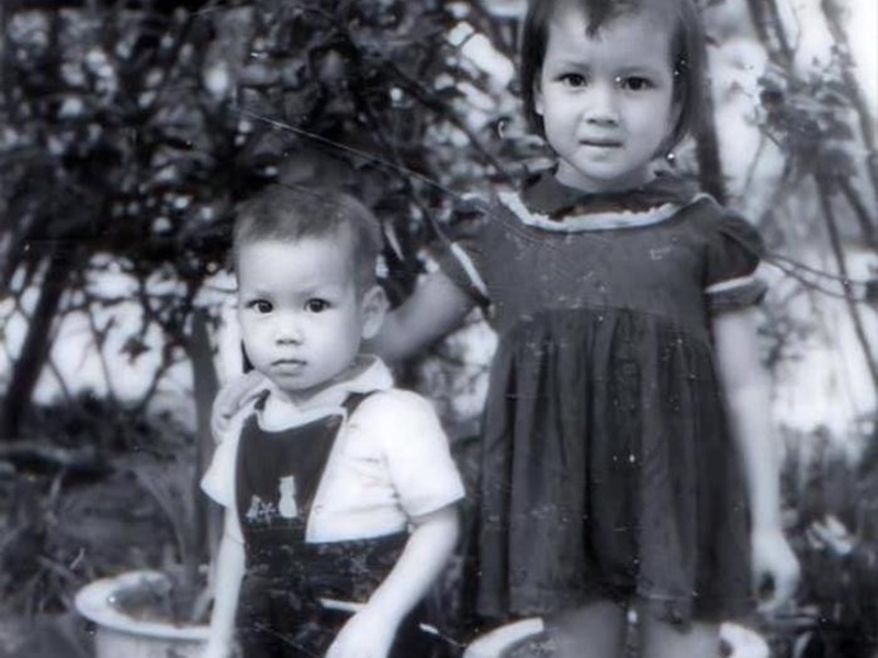 Bức ảnh được chụp vào đúng ngày 30/4/1975 và khi đó ông mới chỉ là một cậu bé 3 tuổi. Shark Hưng khiến dân tình thích thú với hình ảnh diện bộ quần áo yếm cùng mái tóc ngố đáng yêu khi đứng bên cạnh chị gái.
