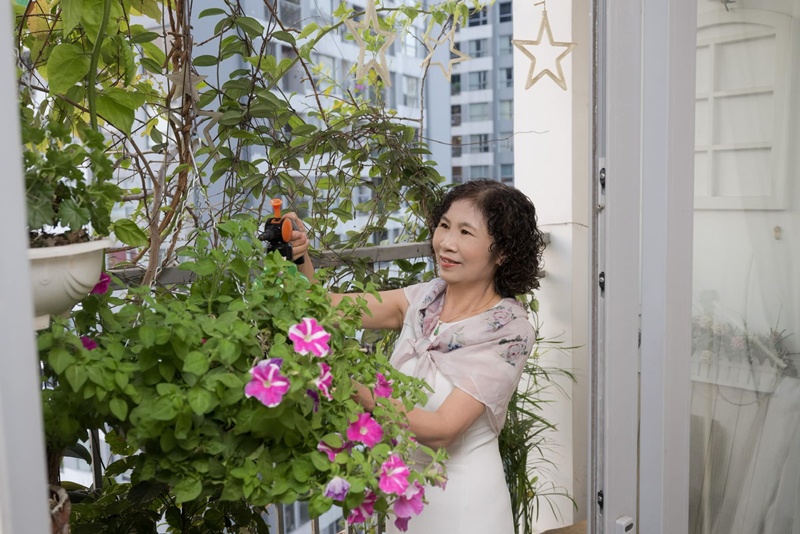 Dường như Ngọc Hân được thừa hưởng niềm yêu thích hoa của mẹ. Cô từng cho hay: "Mẹ mình có một vườn cây nhỏ xinh ở ban công, được chăm sóc tưới tắm hàng ngày".
 

