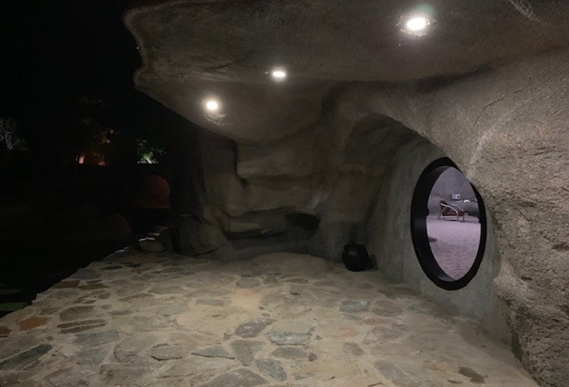 Hệ thống đèn lắp ở trần hang kết hợp với cát mịn rải phía dưới cùng ánh sáng tự nhiên hắt vào mang đến cảm giác hoang dã, gần với tự nhiên, thêm vào đó là không khí rất mát mẻ, thư thái.
