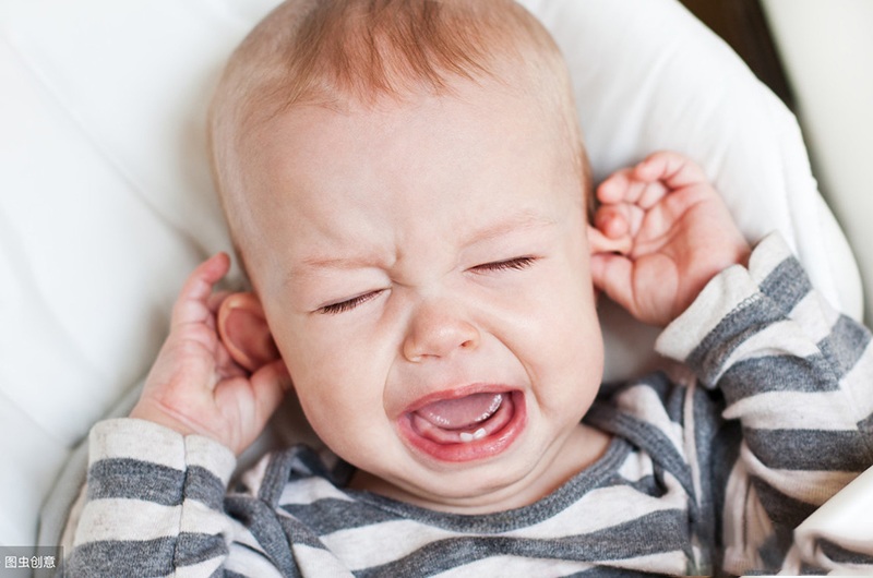 Nhiều bé có giấc ngủ nông và trằn trọc, đặc biệt là các bé sơ sinh có thể giật mình khi nghe thấy tiếng động nhỏ nhất. Điều này không xấu, nó cho thấy trẻ có cảm giác mạnh mẽ và luôn cảnh giác, chỉ một chút thay đổi nhỏ cũng có thể cảm nhận được.
