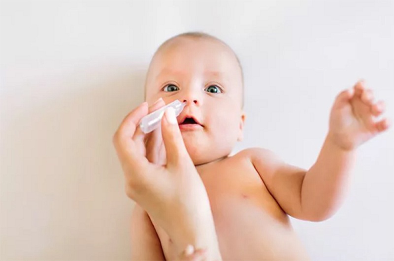 Chăm sóc trẻ hàng ngày cần kịp thời thêm bớt quần áo, giường chiếu cho bé khi nhiệt độ thay đổi, chú ý vệ sinh để ngừa các bệnh hô hấp. Nếu thấy bé thường xuyên thở bằng miệng, nghẹt mũi, hắt hơi… nên đưa bé đi khám kịp thời.

