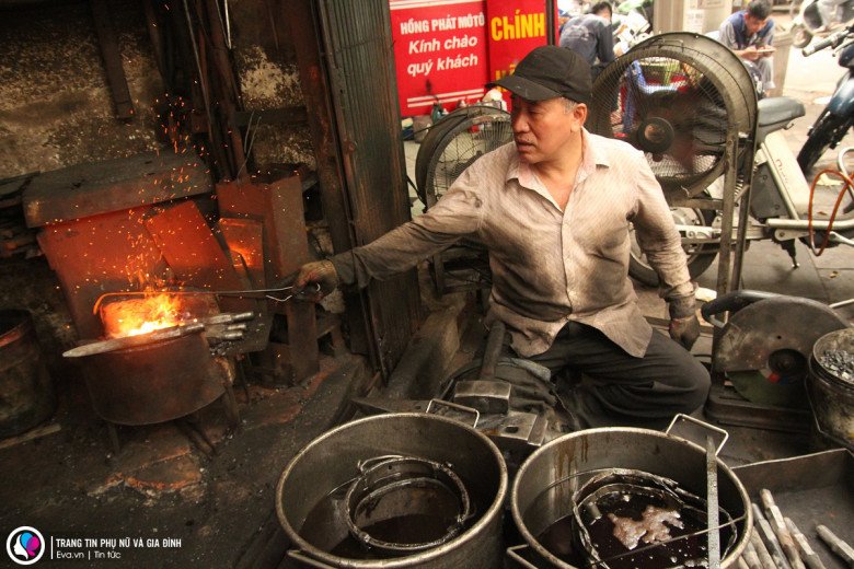 Ông Hùng được mọi người đặt cho biệt danh là dị nhân thời đại 4.0 còn sót lại trên phố Lò Rèn. 