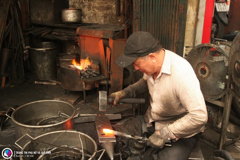 Người còn sót lại ở con phố cổ một thời đỏ lửa: Bám nghề nhờ một câu nói của bố dù vợ phản đối quyết liệt - 6