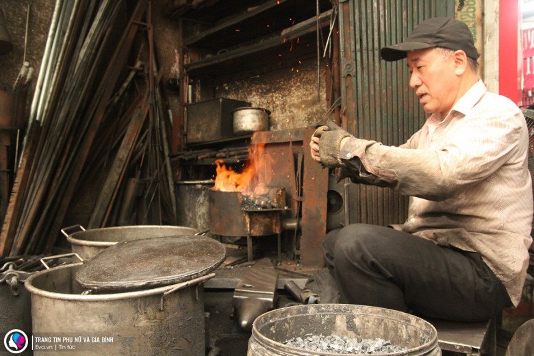 img srchttps://cdn.eva.vn/upload/2-2023/images/2023-05-10/di-nhan-con-sot-lai-o-pho-lo-ren-chi-vui-khi-nguoi-lam-lem-mua-he-van-thich-ngoi-ben-lo-than-hong-ren2-1683700470-798-width780height520.jpg width660 /