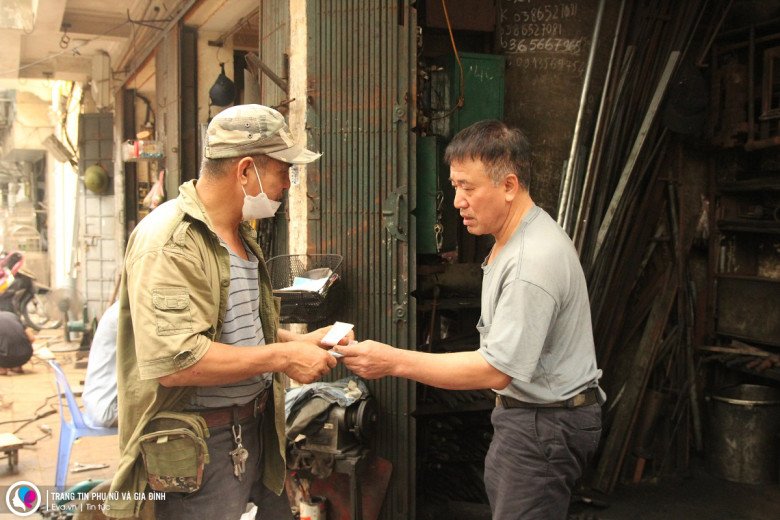 Nghề rèn đã giúp ông có thu nhập để tậu nhà, nuôi con ăn học và hơn thế nữa là ông đã thực hiện lời hứa với bố giữ lại nghề truyền thống của gia đình và cả con phố. 