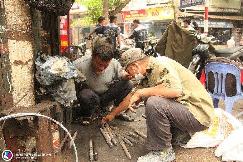 Người còn sót lại ở con phố cổ một thời đỏ lửa: Bám nghề nhờ một câu nói của bố dù vợ phản đối quyết liệt - 3