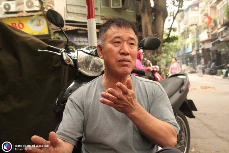 Ông Hùng chia sẻ, ban đầu khi quyết định theo nghề rèn, vợ ông phản đối vì đây là nghề vất vả. 