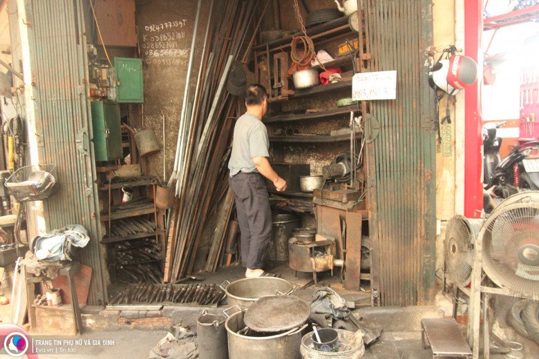 img srchttps://cdn.eva.vn/upload/2-2023/images/2023-05-10/di-nhan-con-sot-lai-o-pho-lo-ren-chi-vui-khi-nguoi-lam-lem-mua-he-van-thich-ngoi-ben-lo-than-hong-ren7-1683700470-951-width780height520.jpg width660 /