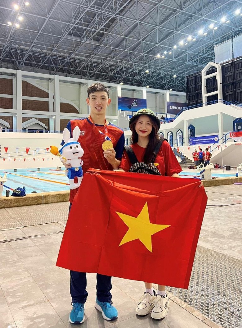 Sang Campuchia xem SEA Games, Hoà Minzy đeo balo hàng hiệu không giống ai, đội chiếc nón huyền thoại - 3