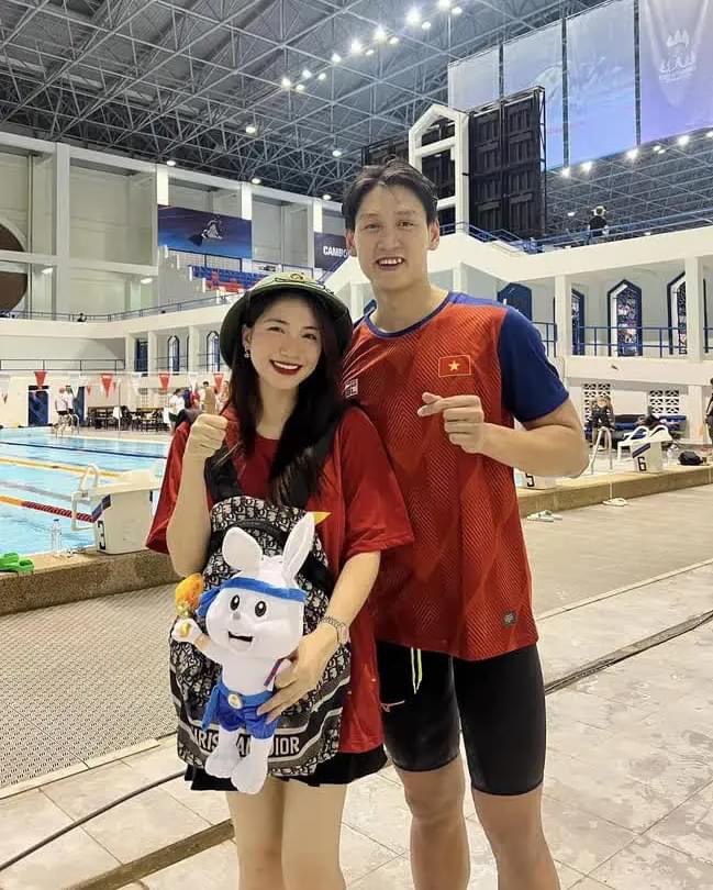 Sang Campuchia xem SEA Games, Hoà Minzy đeo balo hàng hiệu không giống ai, đội chiếc nón huyền thoại - 7