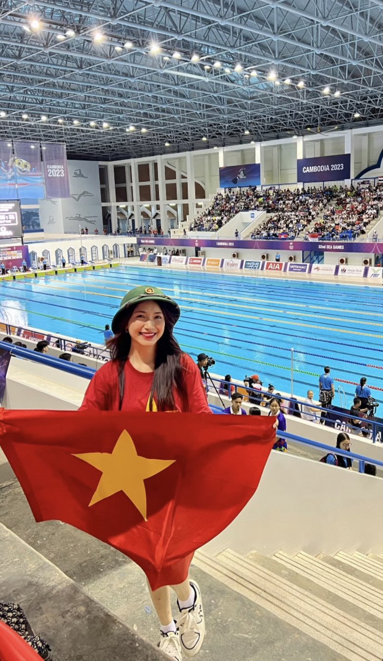 Sang Campuchia xem SEA Games, Hoà Minzy đeo balo hàng hiệu không giống ai, đội chiếc nón huyền thoại - 5