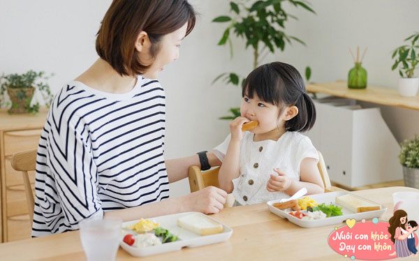 Những học sinh thường xuyên ăn sáng ở nhà có kết quả học tập tốt hơn.