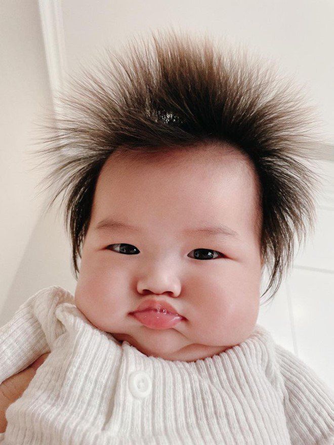 Cậu bé có mái tóc được ví như bờm sư tử hay Songoku.