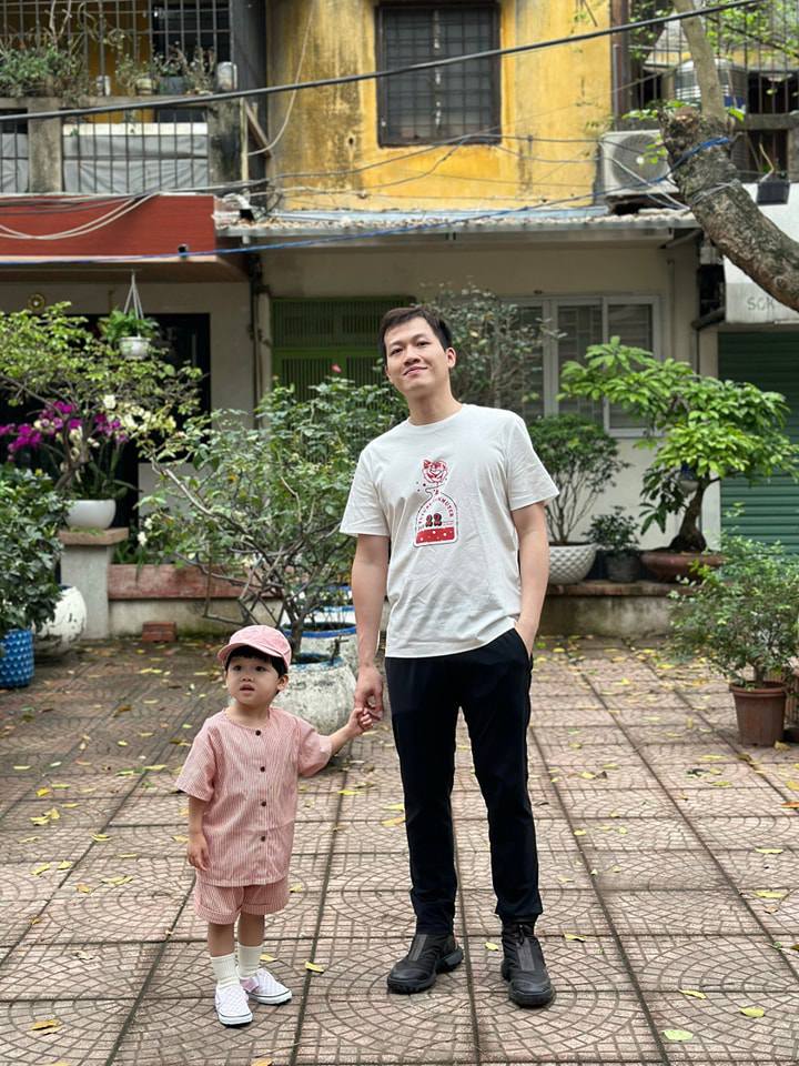  Càng lớn, bé Hi càng có thay đổi về ngoại hình rõ rệt, đặc là mái tóc.