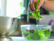 Sức khỏe - Không phải nước muối, mạng xã hội chia sẻ loại nước “thần thánh” nhà nào cũng có giúp làm sạch hóa chất khi ngâm rau quả