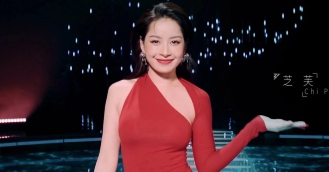Cô cùng với Chi Pu trở thành visual của show.