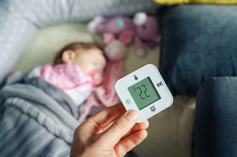 Nên kiểm soát nhiệt độ môi trường ngủ của trẻ ở mức 22-25 độ, không nên đắp chăn quá kín, nếu không sẽ dễ gây bí bách và đổ mồ hôi. Bạn có thể đợi bé ngủ ngon và hết đổ mồ hôi mới đắp cho bé một chiếc chăn phù hợp.
