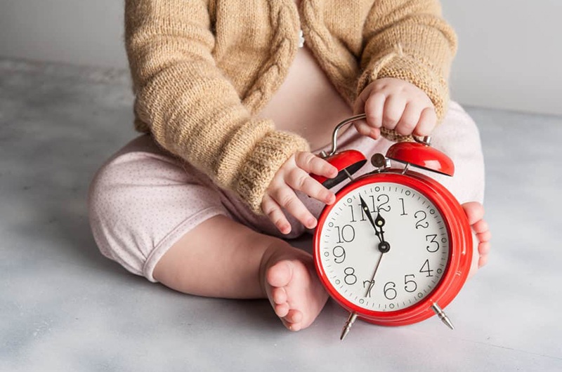 Các nghiên cứu đã chứng minh chất lượng giấc ngủ ảnh hưởng đến sự phát triển của trẻ. Trẻ ngủ ngon giấc sẽ có lợi cho sự phát triển trí não, thể chất và tinh thần, trẻ thường đi ngủ muộn hơn 23 giờ có chỉ số IQ ở mức trung bình thấp.
