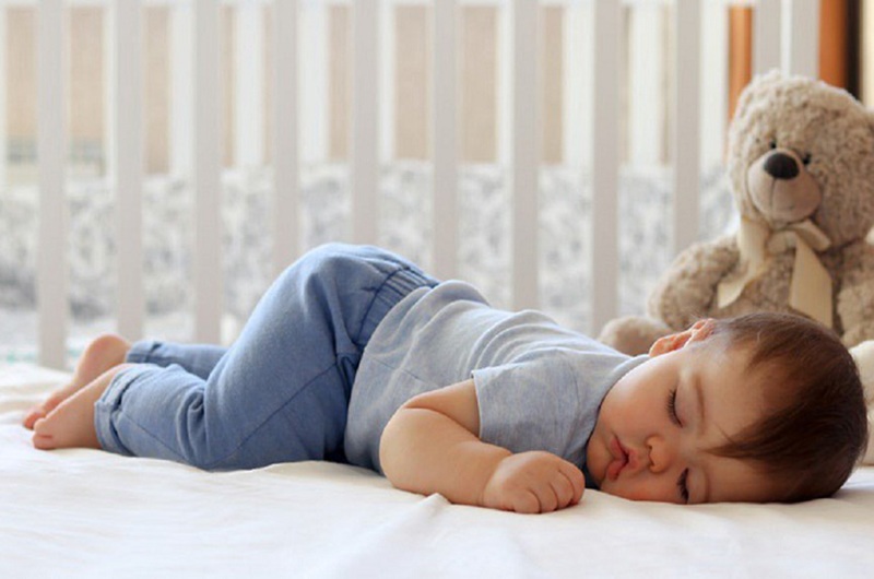 Một số chuyển động nhỏ trong giấc ngủ của trẻ có thể được coi là phản ứng của trẻ trước yếu tố bên ngoài. Điều này cũng cho thấy ở một mức độ nào đó chức năng thể chất và sự phát triển trí não của bé khá tốt.
