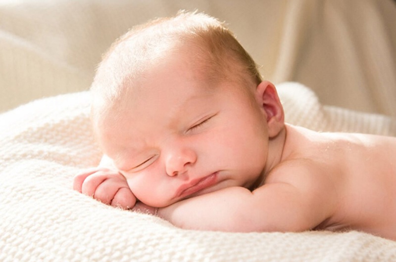 Cách tốt nhất là thường xuyên cho bé tắm nắng, để cơ thể tổng hợp vitamin D, thúc đẩy quá trình hấp thụ canxi, khi sụn thanh quản của bé phát triển hoàn thiện thì sẽ ngừng phát ra âm thanh.
