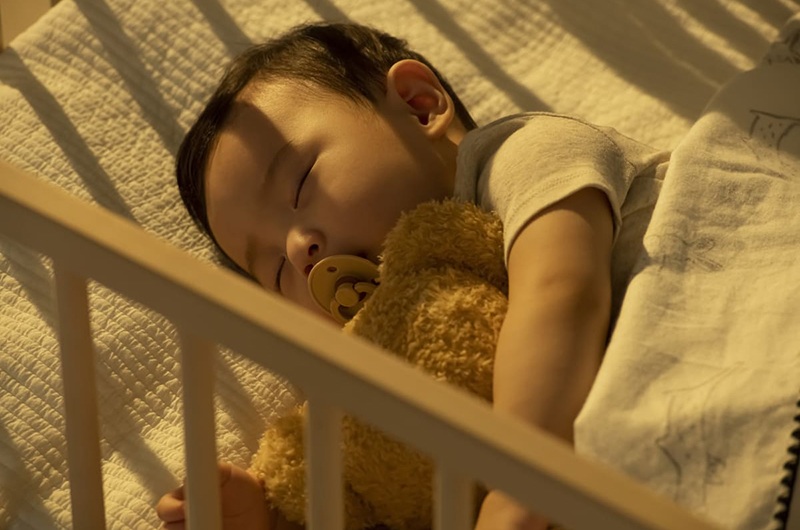 Trạng thái giấc ngủ của trẻ thực chất có thể phản ánh sự phát triển trí não và sức khỏe thể chất của trẻ, nhưng nhiều cha mẹ lại chưa chú ý đến. Sau đây là những dấu hiệu thể hiện trẻ có đang phát triển trí não tốt, tương lai trở nên thông minh hay không.
