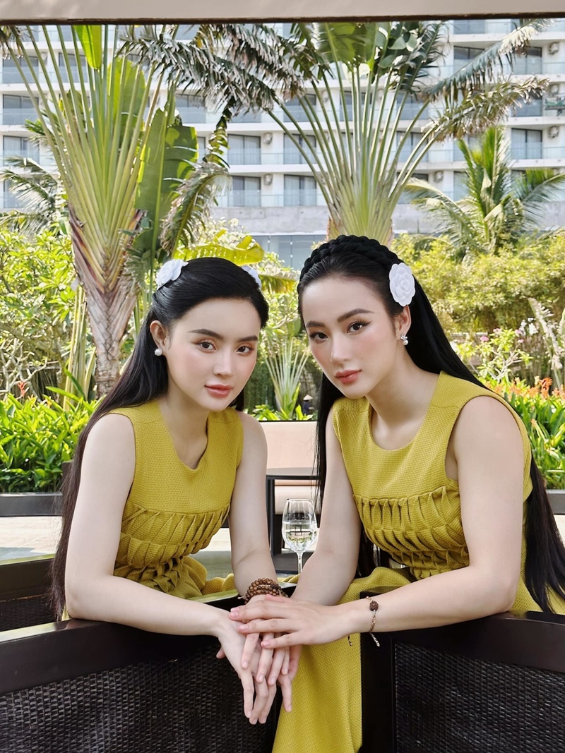 Thời gian gần đây, Angela Phương Trinh và em gái ruột có nhiều hình ảnh xuất hiện bên nhau vô cùng xinh đẹp. Em gái Phương Trinh tên là Phương Trang sinh năm 1996, kém cô một tuổi. Cả hai có nhiều nét giống nhau. 
