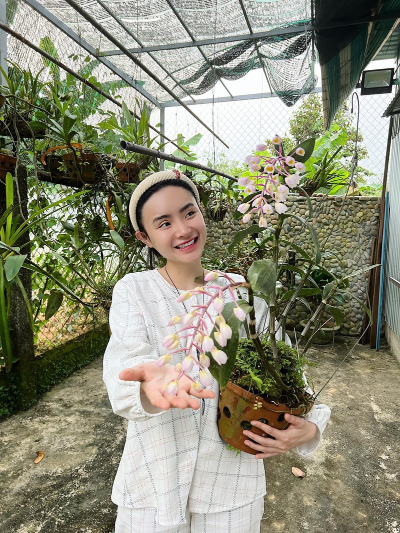 Phương Trang khoe hoa lan nở và chia sẻ: "Hoa lan nở kịp để ngắm trước lúc về Sài Gòn". Cô được khen có tay chăm lan, ra hoa rất đẹp. Em gái Phương Trinh cho biết đây là loại hoa lan rừng.
