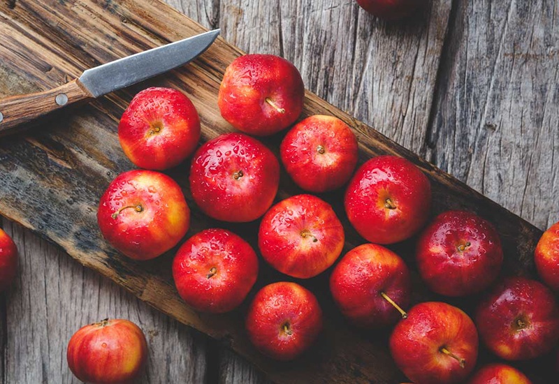 Thực tế, nhiều người mua táo vì nhìn thấy bề mặt táo trơn bóng, mướt mắt và cho rằng những quả táo như vậy ăn sẽ ngon miệng hơn. Nhưng chúng ta không biết rằng, chưa chắc những quả táo này đã ngon. 
